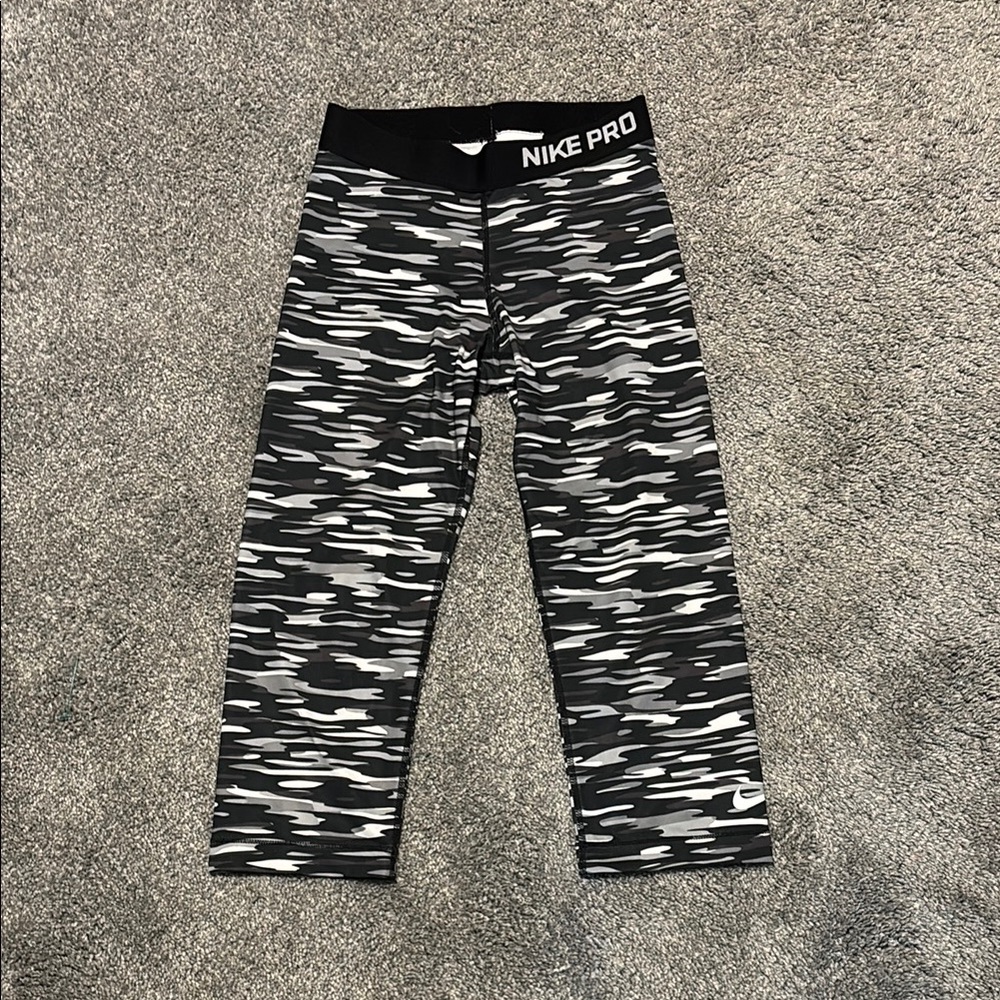 Nike Women’s Black and Gray Patterned Leggings